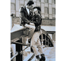 Lovely Couple is Wooden 1000 Piece Jigsaw Puzzle Toy For Adults and Kids